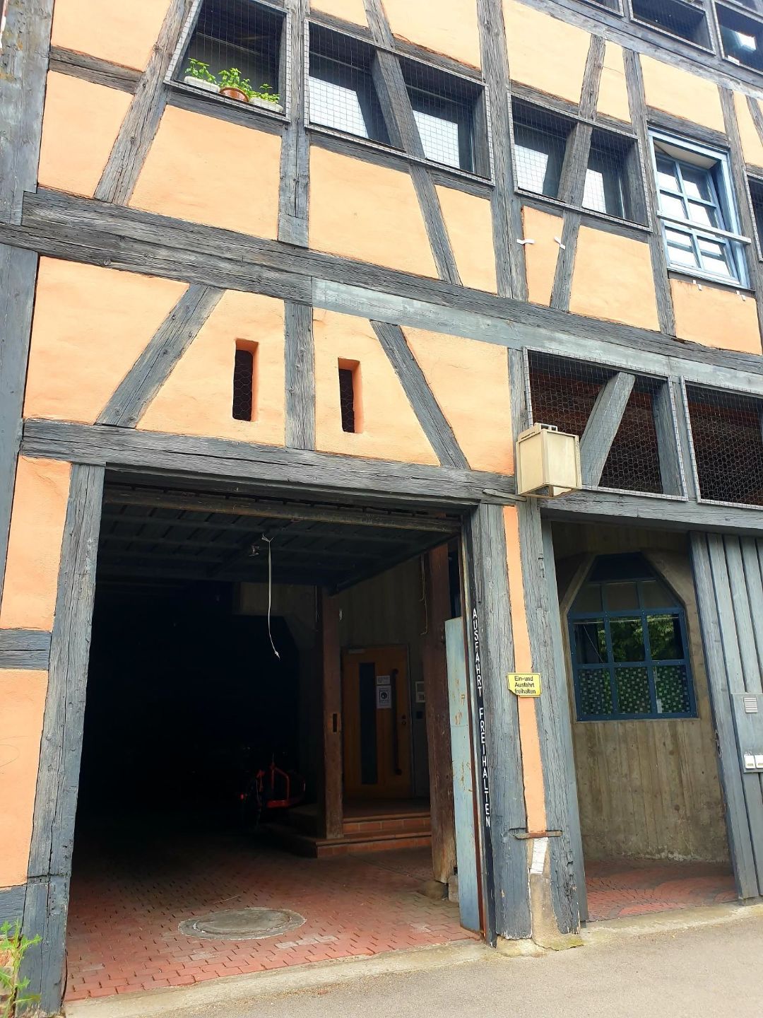 Torbogen des Hauses, der zum Eingang f&uuml;hrt.