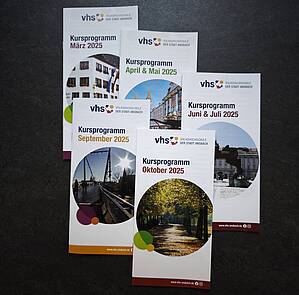 Verschiedene Monatsflyer