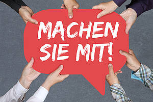 Menschen halten eine Sprechblase in der Hand, auf der steht: Machen Sie mit!
